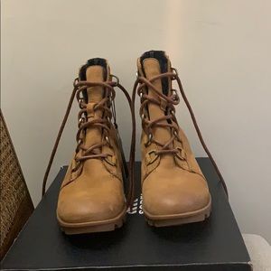 Phoenix short lace camel brown boots